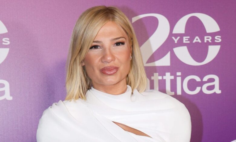 Φαίη-Σκορδά-για-γαϊδουράκια-στην-Ύδρα:-«Αυτή-η-εικόνα-είναι-λες-και-την-κάνανε-επίτηδες-για-να-παίξει-στη-δεκαετία-του-’80,-δεν-είναι-εικόνα-2026»