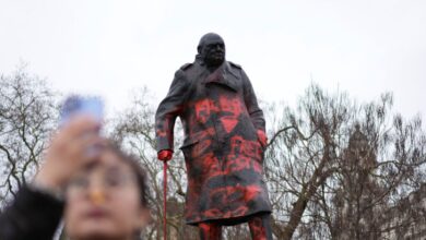 Βανδάλισαν-άγαλμα-του-Γουίνστον-Τσόρτσιλ-στο-Λονδίνο-γράφοντας-«Σιωνιστής-εγκληματίας-πολέμου»