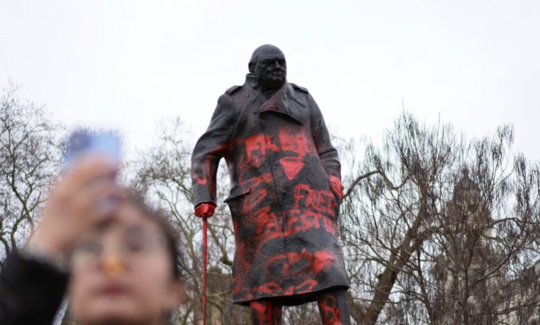 Βανδάλισαν-άγαλμα-του-Γουίνστον-Τσόρτσιλ-στο-Λονδίνο-γράφοντας-«Σιωνιστής-εγκληματίας-πολέμου»