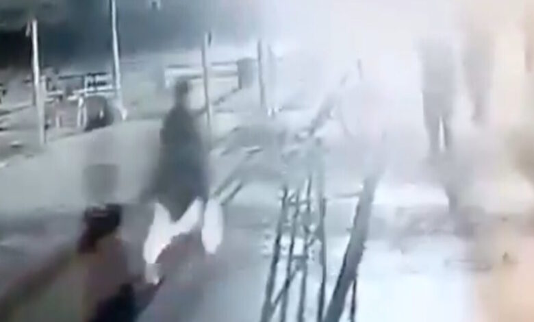 Καρέ-καρέ-η-έκρηξη-βομβιστή-αυτοκτονίας-των-Ταλιμπάν-που-σκοτώνει-ακαριαία-αστυνομικούς-του-Πακιστάν