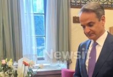 Ο-Κυριάκος-Μητσοτάκης-άφησε-ένα-λευκό-τριαντάφυλλο-στο-γραφείο-της-δημοσιογράφου-Αντιγόνης-Πανέλλη-που-έφυγε-από-τη-ζωή