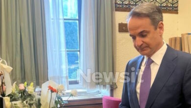 Ο-Κυριάκος-Μητσοτάκης-άφησε-ένα-λευκό-τριαντάφυλλο-στο-γραφείο-της-δημοσιογράφου-Αντιγόνης-Πανέλλη-που-έφυγε-από-τη-ζωή