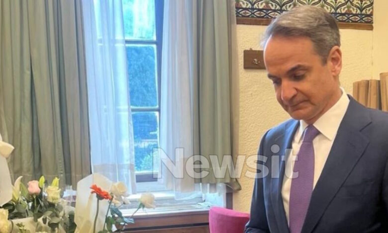 Ο-Κυριάκος-Μητσοτάκης-άφησε-ένα-λευκό-τριαντάφυλλο-στο-γραφείο-της-δημοσιογράφου-Αντιγόνης-Πανέλλη-που-έφυγε-από-τη-ζωή