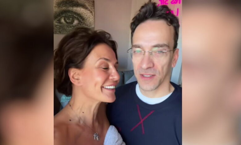 Η-Δήμητρα-Ματσούκα-τυλιγμένη-με-μία-άσπρη-πετσέτα-στο-Παρίσι-–-Τραγουδάει-και-ετοιμάζεται-να-πάει-σε-έκθεση-τέχνης