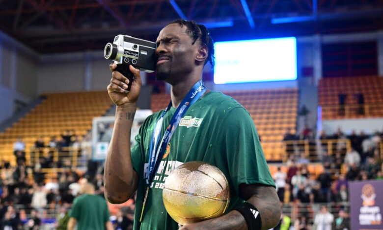 Παναθηναϊκός:-Ο-Χέιζ-Ντέιβις-ανέβασε-το-βίντεο-του-τελικού-από-την-vintage-κάμερα-με-τον-Ναν-να-πρωταγωνιστεί