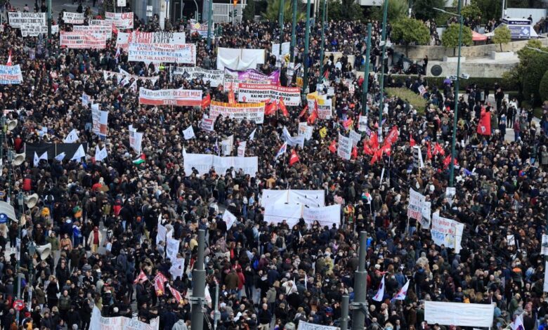 Τέμπη:-Πλήθος-κόσμου-στα-συλλαλητήρια-στην-Αθήνα-και-σε-όλες-τις-πόλεις-–-live-εικόνα-από-το-Σύνταγμα