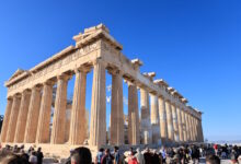 Πώς-επηρεάζει-την-Ελλάδα-ο-πόλεμος-στο-Ιράν-–-Οι-έμμεσες-επιπτώσεις-σε-ενεργειακό-κόστος,-τουρισμό,-ναυτιλία,-εμπόριο