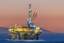 Πετρέλαιο:-Ο-πόλεμος-πυροδοτεί-ράλι-των-διεθνών-τιμών-και-φέρνει-ανατιμήσεις-στην-ελληνική-αγορά-–-Αυξήσεις-σε-βενζίνη-και-τρόφιμα