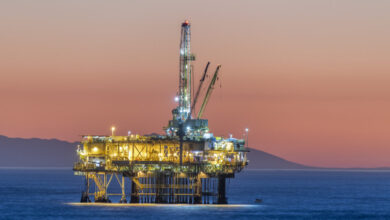 Πετρέλαιο:-Ο-πόλεμος-πυροδοτεί-ράλι-των-διεθνών-τιμών-και-φέρνει-ανατιμήσεις-στην-ελληνική-αγορά-–-Αυξήσεις-σε-βενζίνη-και-τρόφιμα