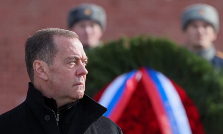 Ο-Μεντβέντεφ-ειρωνεύεται-τον-Τραμπ-για-την-επίθεση-στο-Ιράν:-«Ο-ειρηνοποιός-χτύπησε-ξανά-–-Οι-διαπραγματεύσεις-ήταν-βιτρίνα»