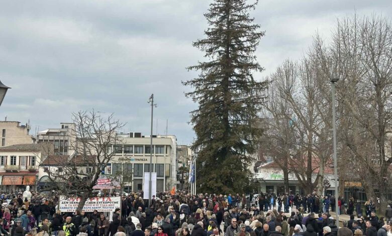 Τέμπη:-Μαζική-συγκέντρωση-μνήμης-στην-Κεντρική-Πλατεία-Τρικάλων