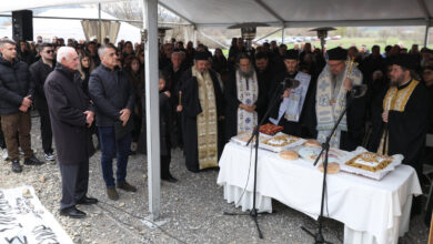 Τέμπη:-Μνημόσυνο-στον-τόπο-της-τραγωδίας-–-Κουρέτας:-Παίρνουμε-δύναμη-από-τους-συγγενείς-των-θυμάτων