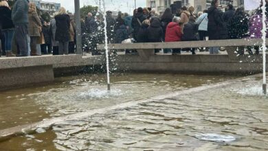 Τρίκαλα:-Σκουπίδια-στα-«ασφαλή»-συντριβάνια-της-πλατείας