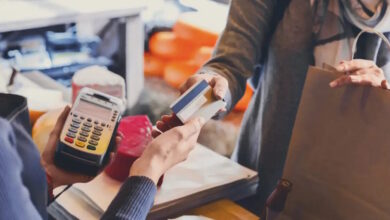 ΕΛΣΤΑΤ:-Αύξηση-πωλήσεων-6,9%-στο-λιανεμπόριο-τον-Δεκέμβριο,-με-ώθηση-από-την-εορταστική-αγορά