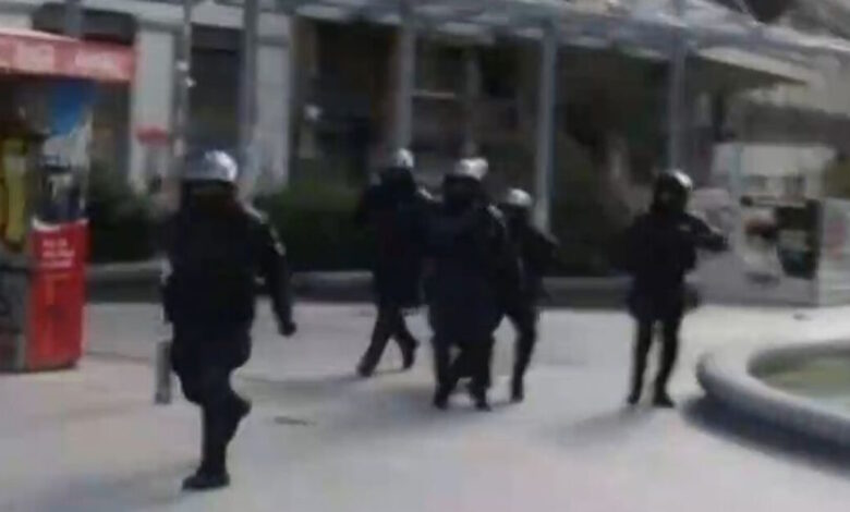 Η-στιγμή-της-επίθεσης-σε-οπερατέρ-του-mega-μετά-το-συλλαλητήριο-για-τα-Τέμπη-στο-Σύνταγμα