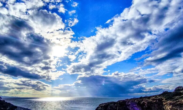 Καιρός-αύριο:-Άνοιξη-με-βροχές-σε-Κρήτη-και-Κυκλάδες-–-Ηλιοφάνεια-με-παροδικές-νεφώσεις-στην-υπόλοιπη-χώρα