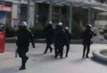 Η-στιγμή-της-επίθεσης-σε-οπερατέρ-του-mega-μετά-το-συλλαλητήριο-για-τα-Τέμπη-στο-Σύνταγμα