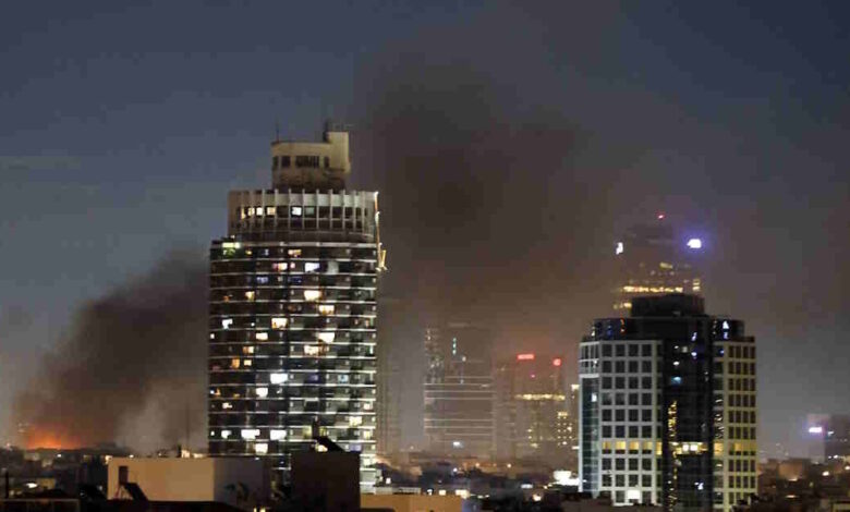 Σειρήνες-πάλι-στο-Τελ-Αβίβ,-μία-νεκρή-και-20-τραυματίες-από-πτώση-πυραύλων-του-Ιράν