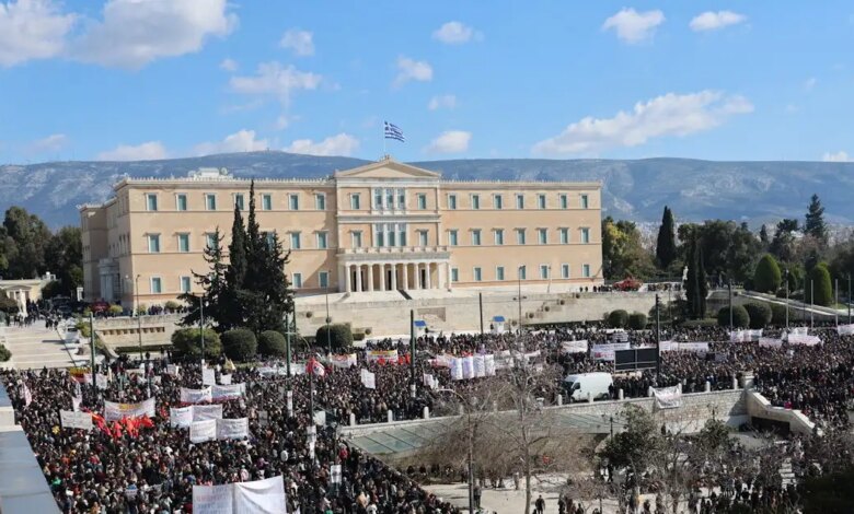 Τέμπη:-Μεγαλειώδεις-συγκεντρώσεις-σε-όλη-τη-χώρα-–-Ένταση-και-μικροεπεισόδια-σε-Αθήνα-και-Θεσσαλονίκη