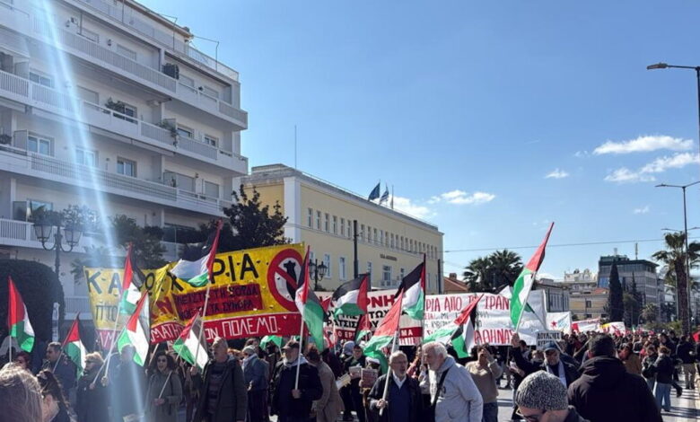 Μεγάλη-πορεία-έξω-από-την-Αμερικανική-πρεσβεία-στην-Αθήνα-–-Πολίτες-διαμαρτύρονται-για-την-επίθεση-ΗΠΑ-και-Ισραήλ-στο-Ιράν