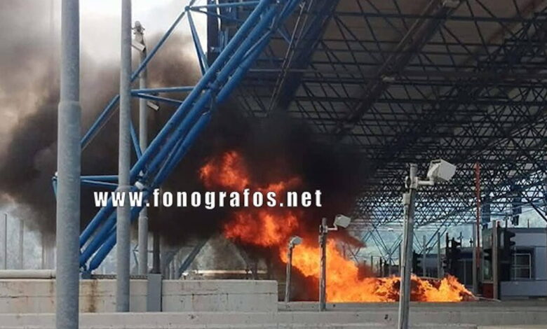 Φθιώτιδα:-Αυτοκίνητο-τυλίχτηκε-στις-φλόγες-στα-διόδια-της-Τραγάνας-–-Δεν-υπήρξε-τραυματισμός