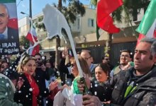 Σαμπάνιες-και-μουσική-έξω-από-την-πρεσβεία-του-Ιράν-στην-Αθήνα-–-Ξέφρενοι-πανηγυρισμοί-για-τον-θάνατο-του-Χαμενεΐ