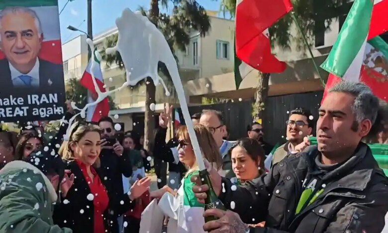 Σαμπάνιες-και-μουσική-έξω-από-την-πρεσβεία-του-Ιράν-στην-Αθήνα-–-Ξέφρενοι-πανηγυρισμοί-για-τον-θάνατο-του-Χαμενεΐ