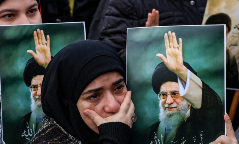 Ιράν:-Αβεβαιότητα-για-την-επόμενη-μέρα-χωρίς-τον-Αλί-Χαμενεΐ-–-Τα-τρία-σενάρια-και-η-κατακερματισμένη-αντιπολίτευση