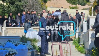 Λουτράκι:-Ράγισαν-καρδιές-στο-τελευταίο-αντίο-του-17χρονου-Αλέξη-–-Οι-φίλοι-του-σήκωσαν-το-φέρετρο