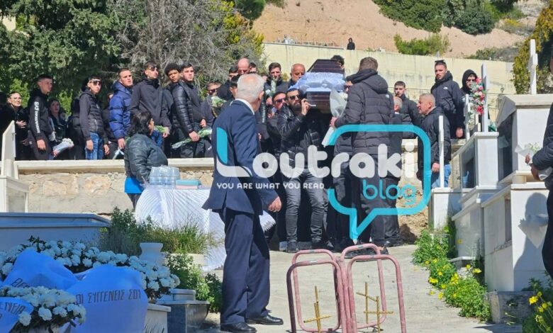 Λουτράκι:-Ράγισαν-καρδιές-στο-τελευταίο-αντίο-του-17χρονου-Αλέξη-–-Οι-φίλοι-του-σήκωσαν-το-φέρετρο