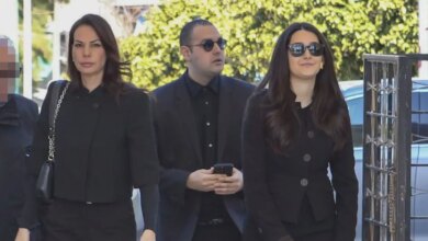 Αλέξης-Κούγιας:-Μνημόσυνο-για-τον-έναν-χρόνο-από-τον-θάνατό-του-–-Στο-Α’-νεκροταφείο-Αθηνών-η-Εύη-Βατίδου-και-τα-παιδιά-του