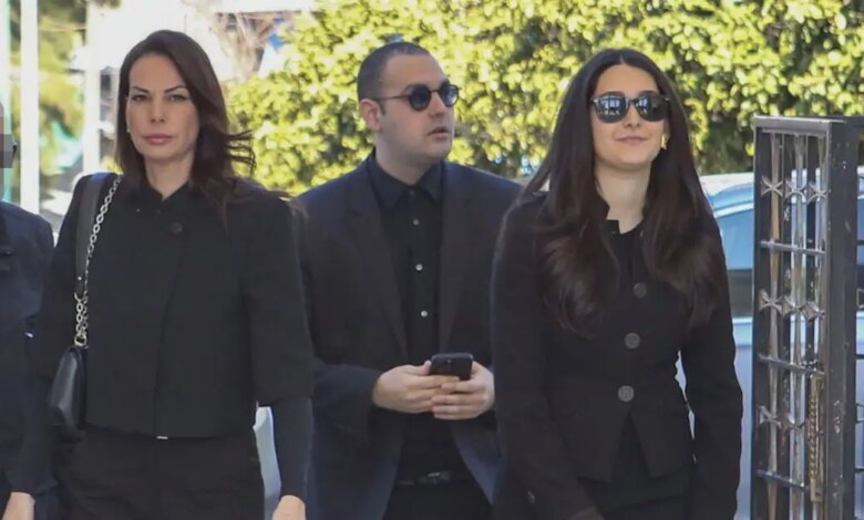 Αλέξης-Κούγιας:-Μνημόσυνο-για-τον-έναν-χρόνο-από-τον-θάνατό-του-–-Στο-Α’-νεκροταφείο-Αθηνών-η-Εύη-Βατίδου-και-τα-παιδιά-του