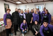 Μαθητές-και-εθελοντές-πρόσφεραν-γεύματα-σε-αστέγους-στα-Τρίκαλα