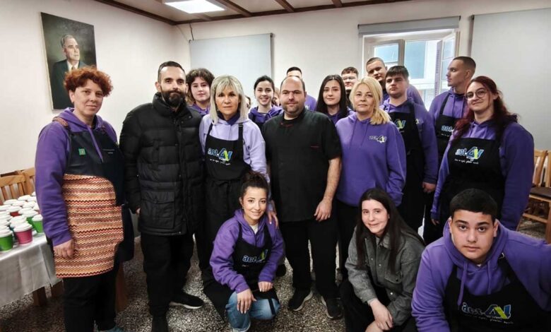 Μαθητές-και-εθελοντές-πρόσφεραν-γεύματα-σε-αστέγους-στα-Τρίκαλα