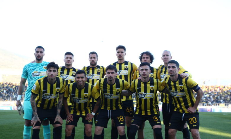 ΑΕΚ:-Η-αγκαλιά-των-παικτών-μετά-το-τέλος-του-αγώνα-με-το-Βόλο