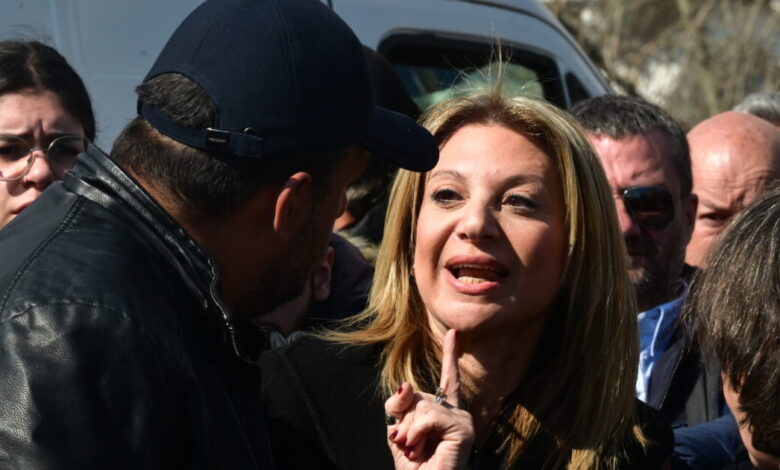 Ρούτσι-για-Καρυστιανού-στη-συγκέντρωση-για-τα-Τέμπη:-Δεν-ήθελε-να-περιμένει,-την-παρακαλούσα-να-μιλήσει