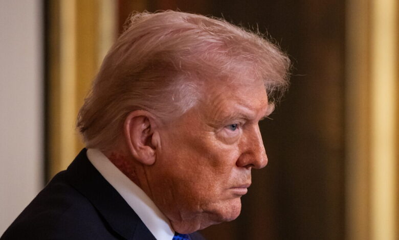 Ντόναλντ-Τραμπ:-Προβληματισμός-για-το-κόκκινο-σημάδι-στον-λαιμό-του