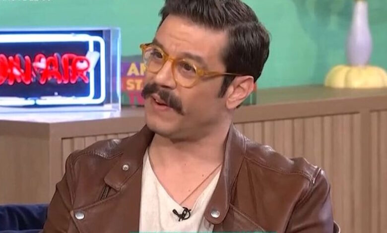 Ο-Λεωνίδας-Καλφαγιάννης-για-τα-πρώτα-του-βήματα-στο-θέατρο-και-η-συγκινητική-αναφορά-στον-Νίκο-Κούρκουλο