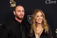 Ο-γιος-του-Τομ-Χανκς,-Τσετ,-ταξίδεψε-με-ελληνικό-διαβατήριο-και-δεν-τον-αφήνουν-να-επιστρέψει-στις-ΗΠΑ-–-«Ελευθερώστε-με»