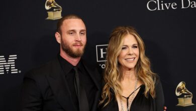 Ο-γιος-του-Τομ-Χανκς,-Τσετ,-ταξίδεψε-με-ελληνικό-διαβατήριο-και-δεν-τον-αφήνουν-να-επιστρέψει-στις-ΗΠΑ-–-«Ελευθερώστε-με»