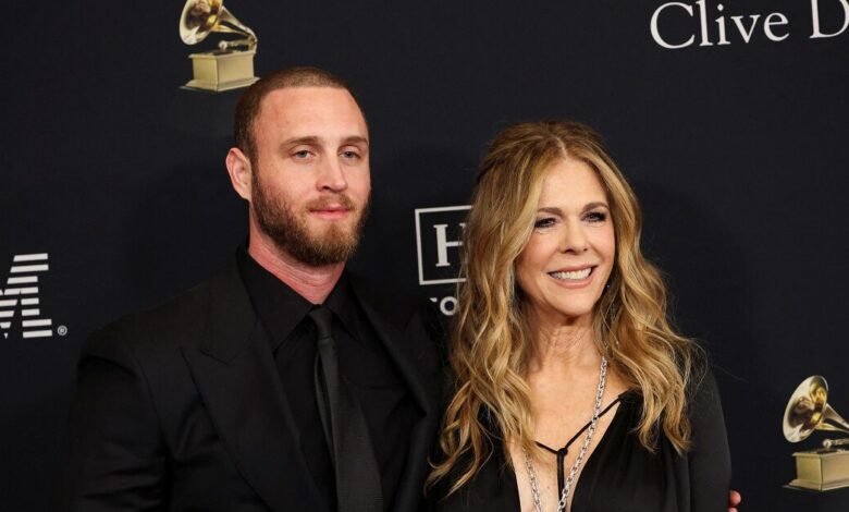 Ο-γιος-του-Τομ-Χανκς,-Τσετ,-ταξίδεψε-με-ελληνικό-διαβατήριο-και-δεν-τον-αφήνουν-να-επιστρέψει-στις-ΗΠΑ-–-«Ελευθερώστε-με»