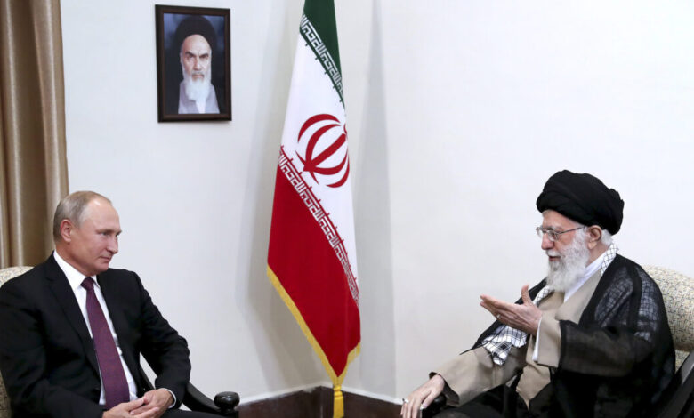 politico:-Γιατί-ο-θάνατος-του-Αγιατολάχ-Αλί-Χαμενεΐ-χτυπάει-τον-Πούτιν-«εκεί-που-πονάει»