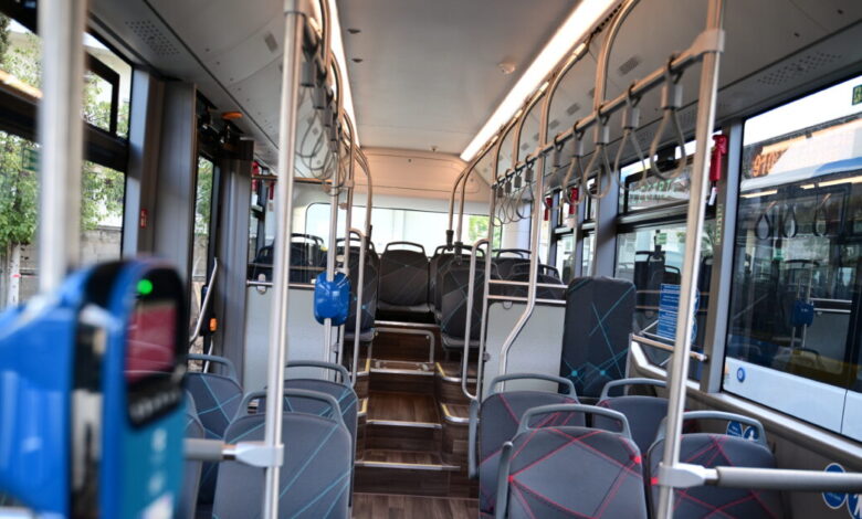 Άγρια-επίθεση-σε-λεωφορείο-στη-Γλυφάδα:-Κάρφωσε-στυλό-στο-μάτι-επιβάτη-–-Κουβαλούσε-και-μαχαίρι