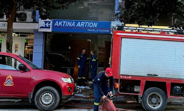 Φωτιά-σε-τουριστικό-γραφείο-στο-κέντρο-των-Τρικάλων