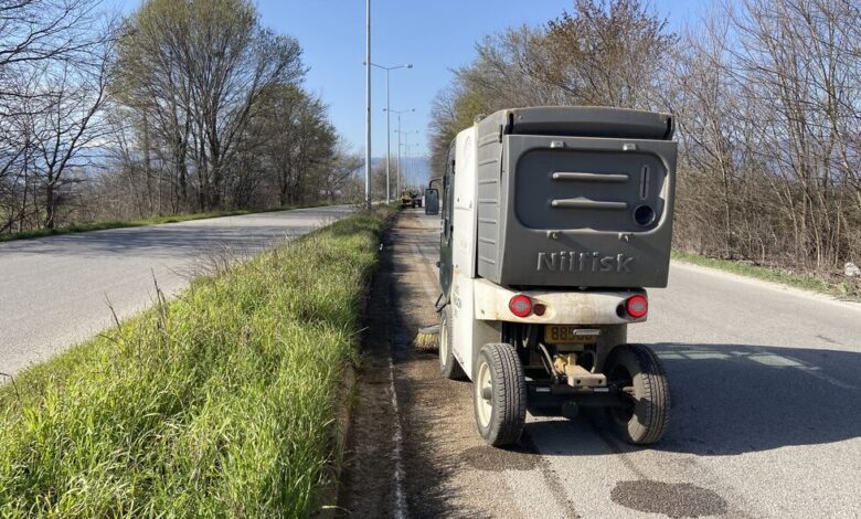 Καθαρισμός-νησίδας-στην-περιφερειακή-των-Τρικάλων-–-Παρεμβάσεις-της-δημοτικής-αρχής-(φωτο)