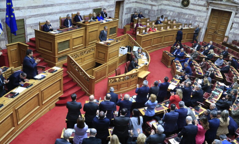Γενέθλια-για-τον-Κυριάκο-Μητσοτάκη-–-Οι-ευχές-στη-Βουλή-και-τα-κεράσματα-χωρίς-ζάχαρη