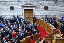 Πυρά-της-αντιπολίτευσης-για-την-«εμπλοκή»-της-Ελλάδας-στη-Μέση-Ανατολή:-Τα-δύσπεπτα-φασόλια,-ο-Λουδοβίκος-και-οι-βάσεις-των-ΗΠΑ