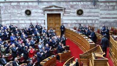 Πυρά-της-αντιπολίτευσης-για-την-«εμπλοκή»-της-Ελλάδας-στη-Μέση-Ανατολή:-Τα-δύσπεπτα-φασόλια,-ο-Λουδοβίκος-και-οι-βάσεις-των-ΗΠΑ