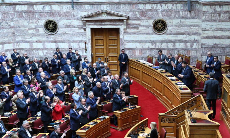 Πυρά-της-αντιπολίτευσης-για-την-«εμπλοκή»-της-Ελλάδας-στη-Μέση-Ανατολή:-Τα-δύσπεπτα-φασόλια,-ο-Λουδοβίκος-και-οι-βάσεις-των-ΗΠΑ