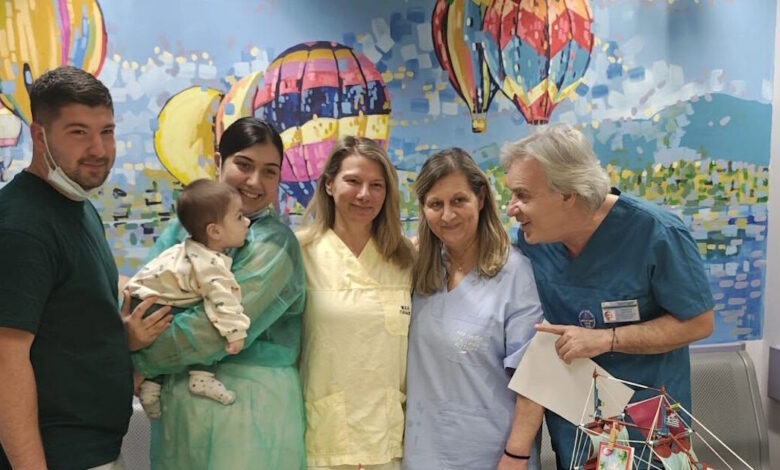 Ζάκυνθος:-Βγήκε-από-τη-ΜΕΘ-το-βρέφος-που-νοσηλευόταν-με-μηνιγγίτιδα,-φωτογραφία-με-χαμόγελα